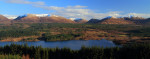 Uitzicht over de bossen en bergen, Highlands